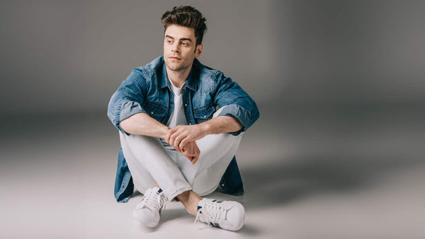 Sneaker richtig kombinieren: Die besten Outfit-Ideen für Damen & Herren